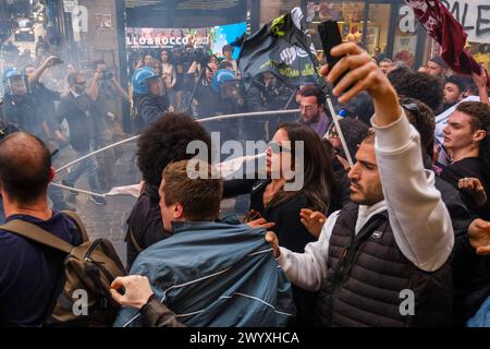 Naples, Italie. 08 avril 2024. Des affrontements entre manifestants et policiers en tenue anti-émeute ont eu lieu il y a peu au bout de la via Toledo à Naples.&#XA;les jeunes manifestants ont tenté de briser le cordon de sécurité pour se rendre au théâtre San Carlo, dans le but de contester le concert prévu pour le 75ème anniversaire de NATO.4 ferrites entre je manifeste anti. Crédit : Live Media Publishing Group/Alamy Live News Banque D'Images