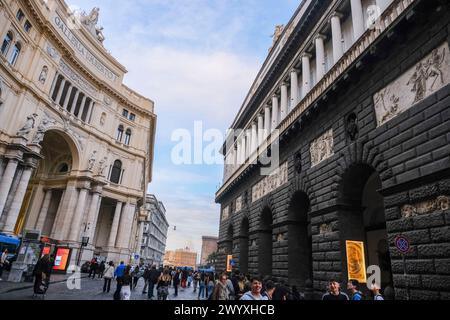 Naples, Italie. 08 avril 2024. Des affrontements entre manifestants et policiers en tenue anti-émeute ont eu lieu il y a peu au bout de la via Toledo à Naples.&#XA;les jeunes manifestants ont tenté de briser le cordon de sécurité pour se rendre au théâtre San Carlo, dans le but de contester le concert prévu pour le 75ème anniversaire de NATO.4 ferrites entre je manifeste anti. Crédit : Live Media Publishing Group/Alamy Live News Banque D'Images