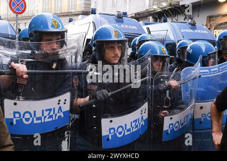 Naples, Italie. 08 avril 2024. Des affrontements entre manifestants et policiers en tenue anti-émeute ont eu lieu il y a peu au bout de la via Toledo à Naples.&#XA;les jeunes manifestants ont tenté de briser le cordon de sécurité pour se rendre au théâtre San Carlo, dans le but de contester le concert prévu pour le 75ème anniversaire de NATO.4 ferrites entre je manifeste anti. Crédit : Live Media Publishing Group/Alamy Live News Banque D'Images