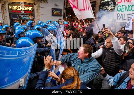 Naples, Italie. 08 avril 2024. Des affrontements entre manifestants et policiers en tenue anti-émeute ont eu lieu il y a peu au bout de la via Toledo à Naples.&#XA;les jeunes manifestants ont tenté de briser le cordon de sécurité pour se rendre au théâtre San Carlo, dans le but de contester le concert prévu pour le 75ème anniversaire de NATO.4 ferrites entre je manifeste anti. Crédit : Live Media Publishing Group/Alamy Live News Banque D'Images