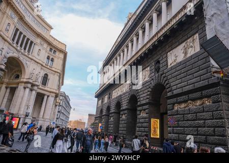 Naples, Italie. 08 avril 2024. Des affrontements entre manifestants et policiers en tenue anti-émeute ont eu lieu il y a peu au bout de la via Toledo à Naples.&#XA;les jeunes manifestants ont tenté de briser le cordon de sécurité pour se rendre au théâtre San Carlo, dans le but de contester le concert prévu pour le 75ème anniversaire de NATO.4 ferrites entre je manifeste anti. Crédit : Live Media Publishing Group/Alamy Live News Banque D'Images