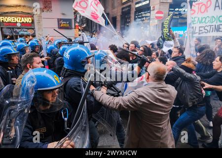 Naples, Italie. 08 avril 2024. Des affrontements entre manifestants et policiers en tenue anti-émeute ont eu lieu il y a peu au bout de la via Toledo à Naples.&#XA;les jeunes manifestants ont tenté de briser le cordon de sécurité pour se rendre au théâtre San Carlo, dans le but de contester le concert prévu pour le 75ème anniversaire de NATO.4 ferrites entre je manifeste anti. Crédit : Live Media Publishing Group/Alamy Live News Banque D'Images