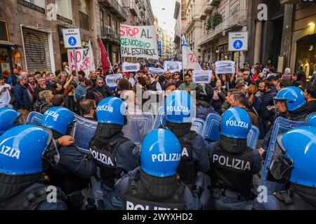 Naples, Italie. 08 avril 2024. Des affrontements entre manifestants et policiers en tenue anti-émeute ont eu lieu il y a peu au bout de la via Toledo à Naples.&#XA;les jeunes manifestants ont tenté de briser le cordon de sécurité pour se rendre au théâtre San Carlo, dans le but de contester le concert prévu pour le 75ème anniversaire de NATO.4 ferrites entre je manifeste anti. Crédit : Live Media Publishing Group/Alamy Live News Banque D'Images