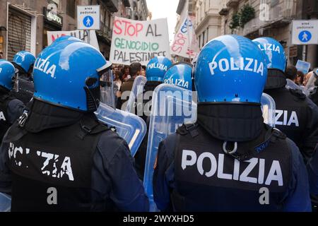 Naples, Italie. 08 avril 2024. Des affrontements entre manifestants et policiers en tenue anti-émeute ont eu lieu il y a peu au bout de la via Toledo à Naples.&#XA;les jeunes manifestants ont tenté de briser le cordon de sécurité pour se rendre au théâtre San Carlo, dans le but de contester le concert prévu pour le 75ème anniversaire de NATO.4 ferrites entre je manifeste anti. Crédit : Live Media Publishing Group/Alamy Live News Banque D'Images