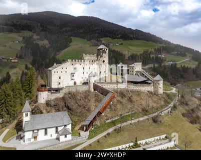 Château médiéval de Heinfels à Panzendorf près de Sillian dans la vallée de Puster en Autriche. Construit au 13ème siècle. Forteresse fortifiée avec une tour, entourant w Banque D'Images