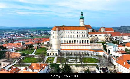 Château de Mikulov en Moravie du Sud, République tchèque. Construisez sur un rocher. À l'origine médiévale, reconstruite au 18ème siècle et rénovée dans les années 1950 Antenne Banque D'Images
