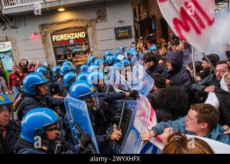 Naples, Italie. 08 avril 2024. Des affrontements entre manifestants et policiers en tenue anti-émeute ont eu lieu il y a peu au bout de la via Toledo à Naples.&#XA;les jeunes manifestants ont tenté de briser le cordon de sécurité pour se rendre au théâtre San Carlo, dans le but de contester le concert prévu pour le 75ème anniversaire de NATO.4 ferrites entre je manifeste anti. Crédit : Live Media Publishing Group/Alamy Live News Banque D'Images