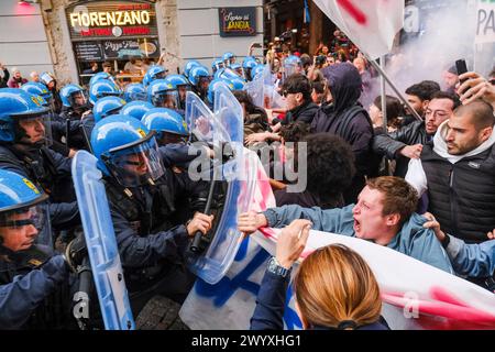 Naples, Italie. 08 avril 2024. Des affrontements entre manifestants et policiers en tenue anti-émeute ont eu lieu il y a peu au bout de la via Toledo à Naples.&#XA;les jeunes manifestants ont tenté de briser le cordon de sécurité pour se rendre au théâtre San Carlo, dans le but de contester le concert prévu pour le 75ème anniversaire de NATO.4 ferrites entre je manifeste anti. Crédit : Live Media Publishing Group/Alamy Live News Banque D'Images