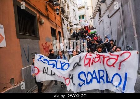 Naples, Italie. 08 avril 2024. Des affrontements entre manifestants et policiers en tenue anti-émeute ont eu lieu il y a peu au bout de la via Toledo à Naples.&#XA;les jeunes manifestants ont tenté de briser le cordon de sécurité pour se rendre au théâtre San Carlo, dans le but de contester le concert prévu pour le 75ème anniversaire de NATO.4 ferrites entre je manifeste anti. Crédit : Live Media Publishing Group/Alamy Live News Banque D'Images