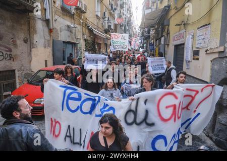 Naples, Italie. 08 avril 2024. Des affrontements entre manifestants et policiers en tenue anti-émeute ont eu lieu il y a peu au bout de la via Toledo à Naples.&#XA;les jeunes manifestants ont tenté de briser le cordon de sécurité pour se rendre au théâtre San Carlo, dans le but de contester le concert prévu pour le 75ème anniversaire de NATO.4 ferrites entre je manifeste anti. Crédit : Live Media Publishing Group/Alamy Live News Banque D'Images