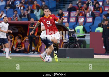 Gianluca Mancini de Roma contrôle le ballon pendant le match de football de Serie A AS Roma - SS Lazio Stadio Olimpico le 6 avril 2024 à Rome, Italie. Banque D'Images