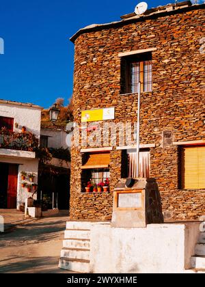 Le bâtiment pittoresque de la caserne de la Garde civile. Capileira, las Alpujarras, Granada, Andalucía, Espagne, Europe Banque D'Images
