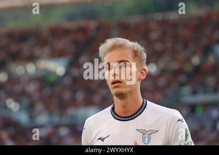 Gustav Isaksen du Lazio regarde pendant le match de football de Serie A AS Roma - SS Lazio Stadio Olimpico le 6 avril 2024 à Rome , Italie. Banque D'Images