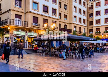 Plaza de Unamuno, place Unamuno au crépuscule. Bilbao, Biscaye, pays Basque, Espagne, Europe Banque D'Images