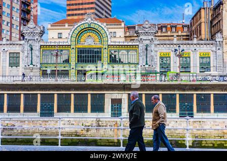 La gare de Bilbao-Concordia, également connue sous le nom de gare de la Concordia, et anciennement et familièrement connue sous le nom de gare de Santander, est une gare terminale Banque D'Images