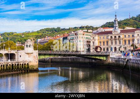 Paseo del Arenal, longe la Ría del Nervión. En arrière-plan le pont Begoña ou le pont de la mairie ou Udaletxeko Zubia. Bilbao, Biscaye, Bas Banque D'Images