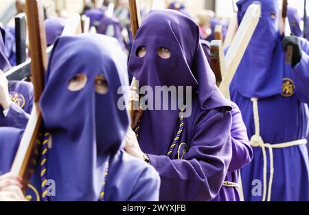 Pénitents en procession pendant la semaine Sainte. Osuna, province de Séville. Espagne. Banque D'Images