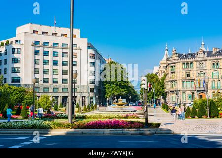 Moyúa carré ou carré elliptique. La place a été rénovée dans les années 1940 pour adopter sa forme actuelle, avec une fontaine centrale et plusieurs jardins, et w Banque D'Images