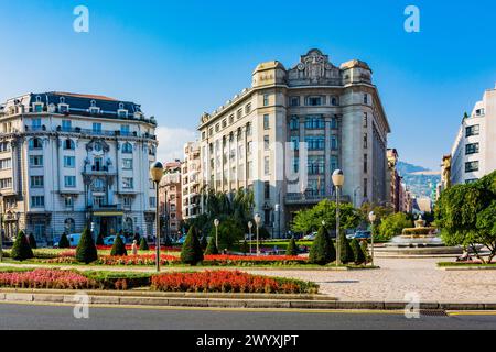 Moyúa carré ou carré elliptique. La place a été rénovée dans les années 1940 pour adopter sa forme actuelle, avec une fontaine centrale et plusieurs jardins, et w Banque D'Images