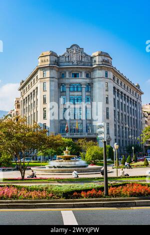 Bâtiment de l'Agence d'administration fiscale de l'État avec les armoiries de l'Espagne utilisées pendant la dictature de Franco sur la façade. Moyúa Square ou Elli Banque D'Images