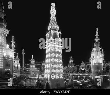 Nuit à Luna Park, Coney Island, New York photo prise CA. 1905, et publié par le Detroit Publishing Co. Banque D'Images