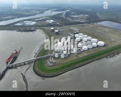 Vue aérienne par drone sur le terminal pétrolier dans le port de Terneuzen, aux pays-Bas. Stockage et déchargement d'énergie liquide et gazeuse Banque D'Images