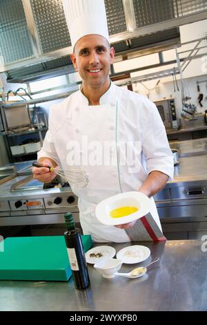 Préparation du tartre de saumon. École de cuisine Luis Irizar. Donostia, Gipuzkoa, pays Basque, Espagne. Banque D'Images