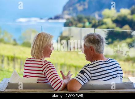 Couple aîné, 60-70, buvant un café, Getaria, Gipuzkoa, pays Basque, Espagne, Europe. Banque D'Images