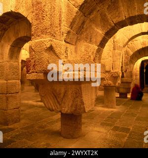 Crypte romane (11e siècle). Monastère de Leyre. Navarre. L'Espagne. Banque D'Images