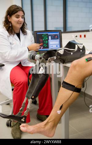 Biomécanique : des chercheurs développent un exosquelette destiné aux personnes souffrant de faiblesse musculaire des membres inférieurs. Fondation Fatronik, Centre de technologie de recherche. Donostia, Saint-Sébastien, Gipuzkoa, Euskadi. Espagne. Banque D'Images