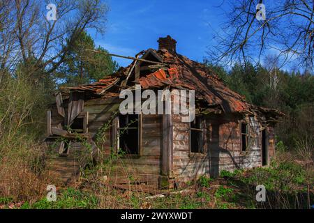 La vieille maison en bois abandonnée a été détruite, le temps passé, le toit s'est effondré, plus personne ne s'en soucie Banque D'Images