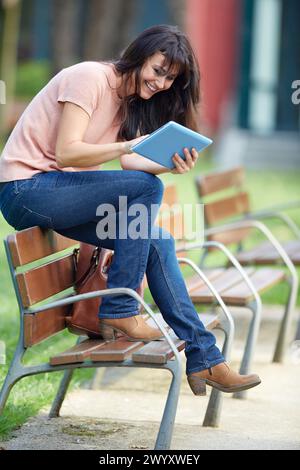 35 femme avec tablette dans un parc. Donostia. San Sebastian. Gipuzkoa. Pays Basque- Espagne. Banque D'Images