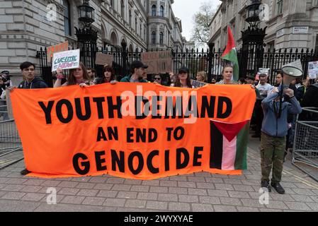 Londres, Royaume-Uni. 8 avril 2024. Les jeunes exigent, un nouveau groupe de protestation et Just Stop Oil spin-off, devant Downing Street lors de leur première marche dans le centre de Londres exigeant un arrêt des ventes d'armes britanniques à Israël. Crédit : Ron Fassbender/Alamy Live News Banque D'Images