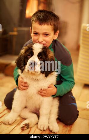 Enfant avec chien Saint Bernard. Gipuzkoa. Pays Basque. Espagne. Banque D'Images