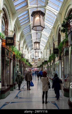 La Royal Arcade Norwich - Clients dans la Royal Arcade dans le centre de Norwich - Ouvert en 1899, l'architecte George Skipper Banque D'Images