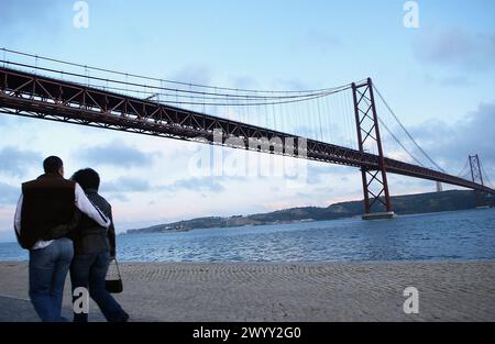 25 avril Pont sur le fleuve Tejo, Lisbonne. Portugal. Banque D'Images