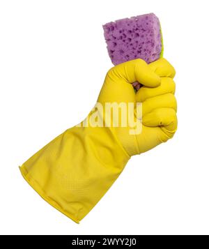 Une main dans des gants en caoutchouc jaune tient une éponge sur un fond blanc. Les gants en caoutchouc isolent Banque D'Images