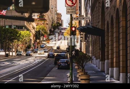 San Francisco, CA, États-Unis. 16 mars 2024 : au cœur du quartier financier de San Francisco, California Street. Banque D'Images