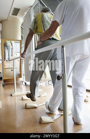 Rééducation aux accidents vasculaires cérébraux, barres parallèles pour exercices de coordination. Hôpital Universitario de Gran Canaria Doctor Negrin, Las Palmas de Gran Canaria. Îles Canaries, Espagne. Banque D'Images