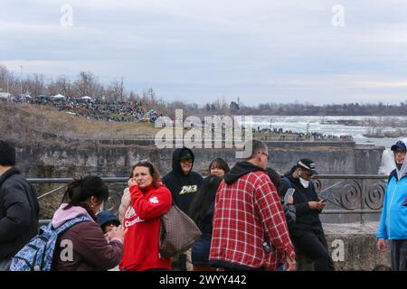 Chutes du Niagara, Canada. 8 avril 2024. Le parc Queen Victoria à Niagara Falls, Ontario, est un lieu de rassemblement pour l’éclipse solaire de 2024. Niagara Falls s'attend à ce que plus d'un million de personnes viennent voir Solar Eclipse. Vue des chutes Niagara New York du côté canadien. Crédit : Luke Durda/Alamy Live News Banque D'Images