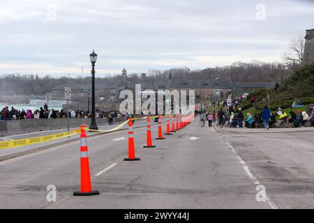 Chutes du Niagara, Canada. 8 avril 2024. Le parc Queen Victoria à Niagara Falls, Ontario, est un lieu de rassemblement pour l’éclipse solaire de 2024. Niagara Falls s'attend à ce que plus d'un million de personnes viennent voir Solar Eclipse. Crédit : Luke Durda/Alamy Live News Banque D'Images