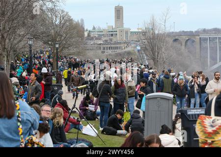 Chutes du Niagara, Canada. 8 avril 2024. Le parc Queen Victoria à Niagara Falls, Ontario, est un lieu de rassemblement pour l’éclipse solaire de 2024. Niagara Falls s'attend à ce que plus d'un million de personnes viennent voir Solar Eclipse. Crédit : Luke Durda/Alamy Live News Banque D'Images