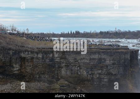 Chutes du Niagara, Canada. 8 avril 2024. Le parc Queen Victoria à Niagara Falls, Ontario, est un lieu de rassemblement pour l’éclipse solaire de 2024. Niagara Falls s'attend à ce que plus d'un million de personnes viennent voir Solar Eclipse. Vue des chutes Niagara New York du côté canadien. Crédit : Luke Durda/Alamy Live News Banque D'Images