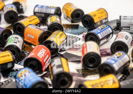 Sibiu, Roumanie - 07 avril 2024. Videz les cartouches de film 35 mm à partir de films développés avec d'anciennes bandes de film 35 mm Banque D'Images