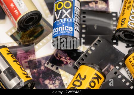 Sibiu, Roumanie - 07 avril 2024. Videz les cartouches de film 35 mm à partir de films développés avec d'anciennes bandes de film 35 mm Banque D'Images