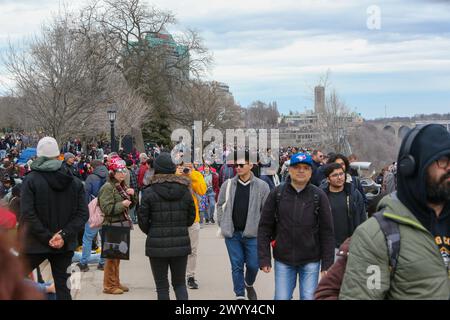 Chutes du Niagara, Canada. 8 avril 2024. Le parc Queen Victoria à Niagara Falls, Ontario, est un lieu de rassemblement pour l’éclipse solaire de 2024. Niagara Falls s'attend à ce que plus d'un million de personnes viennent voir Solar Eclipse. Crédit : Luke Durda/Alamy Live News Banque D'Images