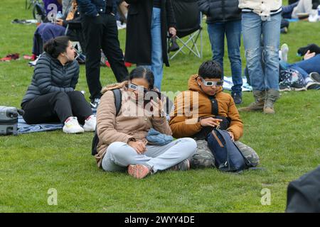 Chutes du Niagara, Canada. 8 avril 2024. Le parc Queen Victoria à Niagara Falls, Ontario, est un lieu de rassemblement pour l’éclipse solaire de 2024. Niagara Falls s'attend à ce que plus d'un million de personnes viennent voir Solar Eclipse. Crédit : Luke Durda/Alamy Live News Banque D'Images