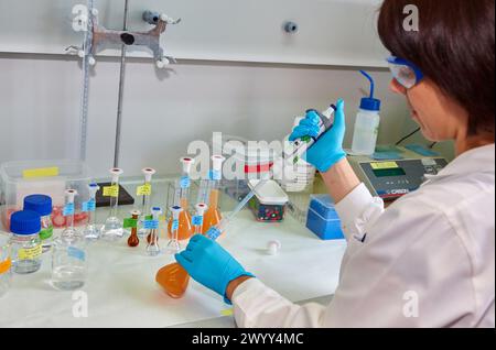 Laboratoire de développement pharmaceutique. Préformulation, conception et développement de médicaments et de nouveaux produits pharmaceutiques. Certifié conforme aux bonnes pratiques de laboratoire (GPL). Faculté de pharmacie sur le Campus Vitoria - Gasteiz de l'Université du pays Basque, UPV-EHU. TECNALIA recherche et innovation. Vitoria. Gasteiz. Pays Basque. Espagne. Europe. Banque D'Images