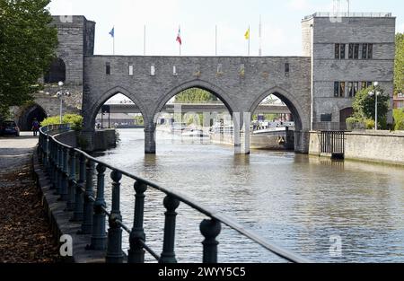 Pont des trous sur la rivière Escaut. Tournai. Hainaut, Belgique. Banque D'Images