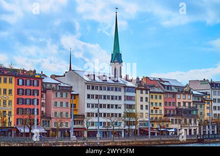 ZURICH, SUISSE - 3 AVRIL 2022 : le remblai de Limmatquai, la partie la plus excitante du vieux quartier de Niederdorf, le 3 avril à Zurich, Suisse Banque D'Images